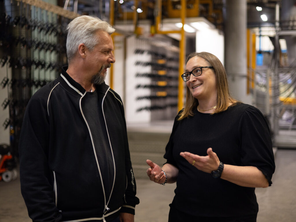 Maria Thom, Hållbarhetchef på Proton Group i Värnamo tillsammans med Joel Pierre, Proton Finishing.